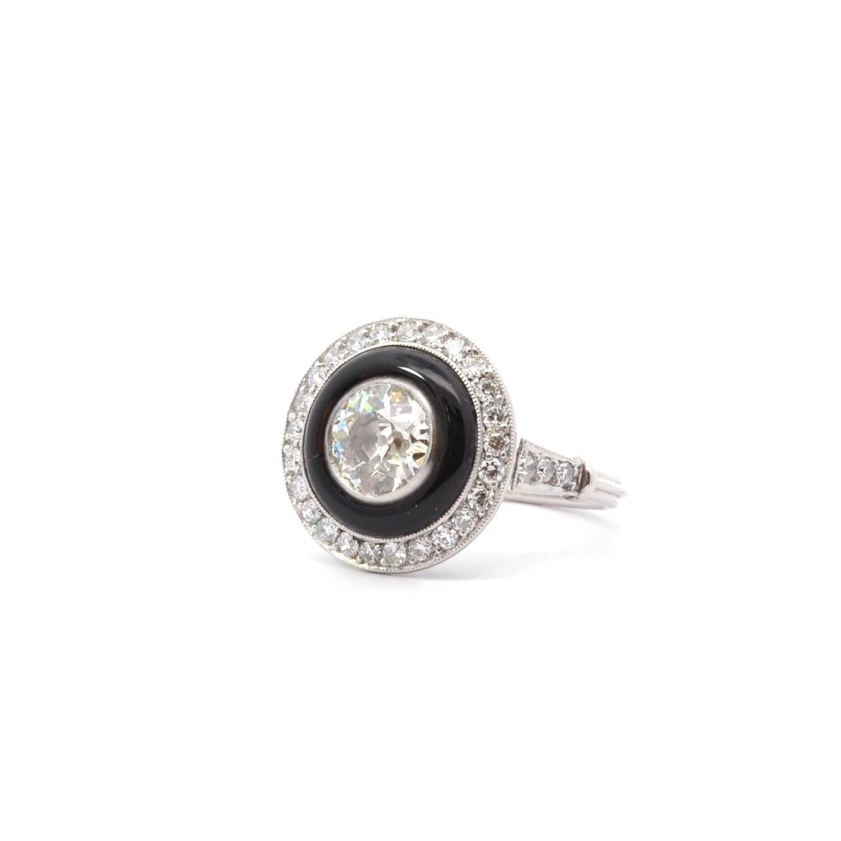 Bague Entourage En Platine, Onyx Et Diamants 1 Bague Entourage En Platine, Onyx Et Diamants