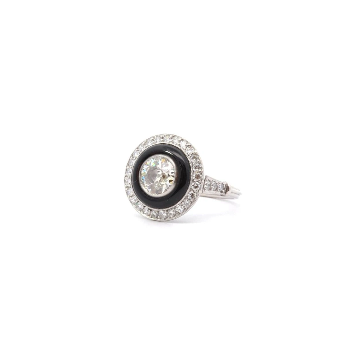 Bague Entourage En Platine, Onyx Et Diamants 3 Bague Entourage En Platine, Onyx Et Diamants – Image 3