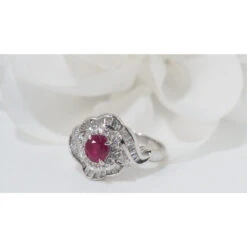 Bague Entourage En Platine, Rubis Ovale Et Diamants 8 Bague Entourage En Platine, Rubis Ovale Et Diamants -Castafiore Boutique bague entourage en platine rubis ovale et diamants 768180