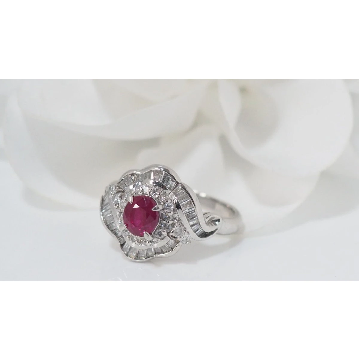 Bague Entourage En Platine, Rubis Ovale Et Diamants 3 Bague Entourage En Platine, Rubis Ovale Et Diamants – Image 3