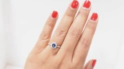 Bague Entourage En Platine, Saphir Ceylan Et Diamants -Castafiore Boutique bague entourage en platine saphir ceylan et diamants 764862