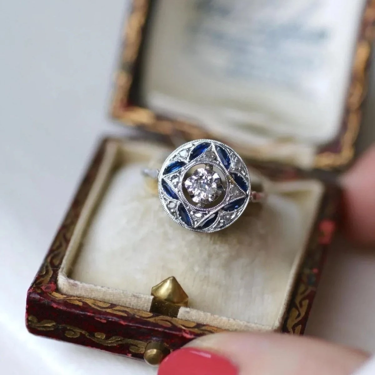 Bague Entourage Or Blanc, Platine, Saphirs Et Diamants 5 Bague Entourage Or Blanc, Platine, Saphirs Et Diamants – Image 5