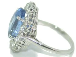 Bague Entourage En Platine, Saphir De Ceylan Ovale Et Diamant -Castafiore Boutique bague entourage saphir de ceylan ovale et diamant 384584