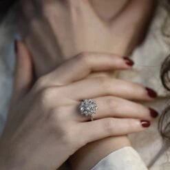 Bague Entourage En Or Gris Et Diamants 10 Bague Entourage En Or Gris Et Diamants -Castafiore Boutique bague entourage vers 1970 en or gris 18k avec 150 cts de diamants taille ancienne h si2 taille 56 483161