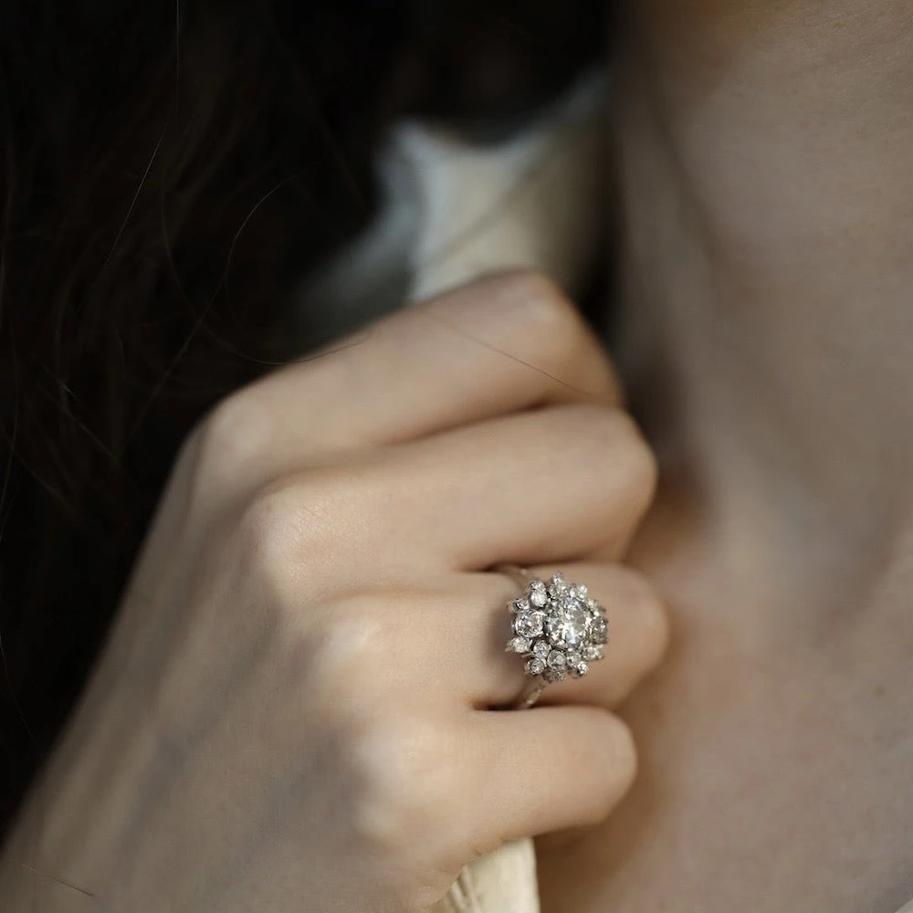 Bague Entourage En Or Gris Et Diamants 2 Bague Entourage En Or Gris Et Diamants – Image 2