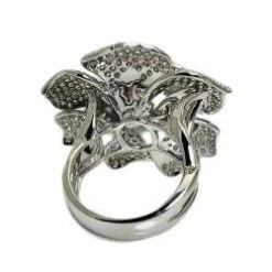 Bague Camélia En Or Blanc Et Diamants 7 Bague Camélia En Or Blanc Et Diamants -Castafiore Boutique bague fleur ornee de diamants 953629