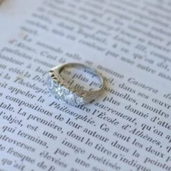 Bague Jarretière En Platine Et Diamants 16 Bague Jarretière En Platine Et Diamants -Castafiore Boutique bague jarretiere diamants 225096