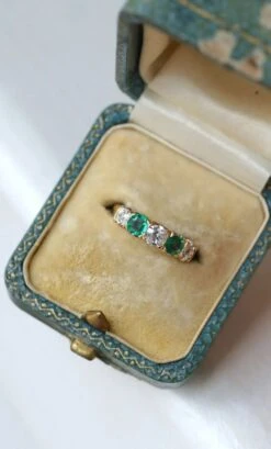 Bague Jarretière Emeraudes Et Diamants Or Jaune -Castafiore Boutique bague jarretiere emeraudes et diamants or jaune 812511