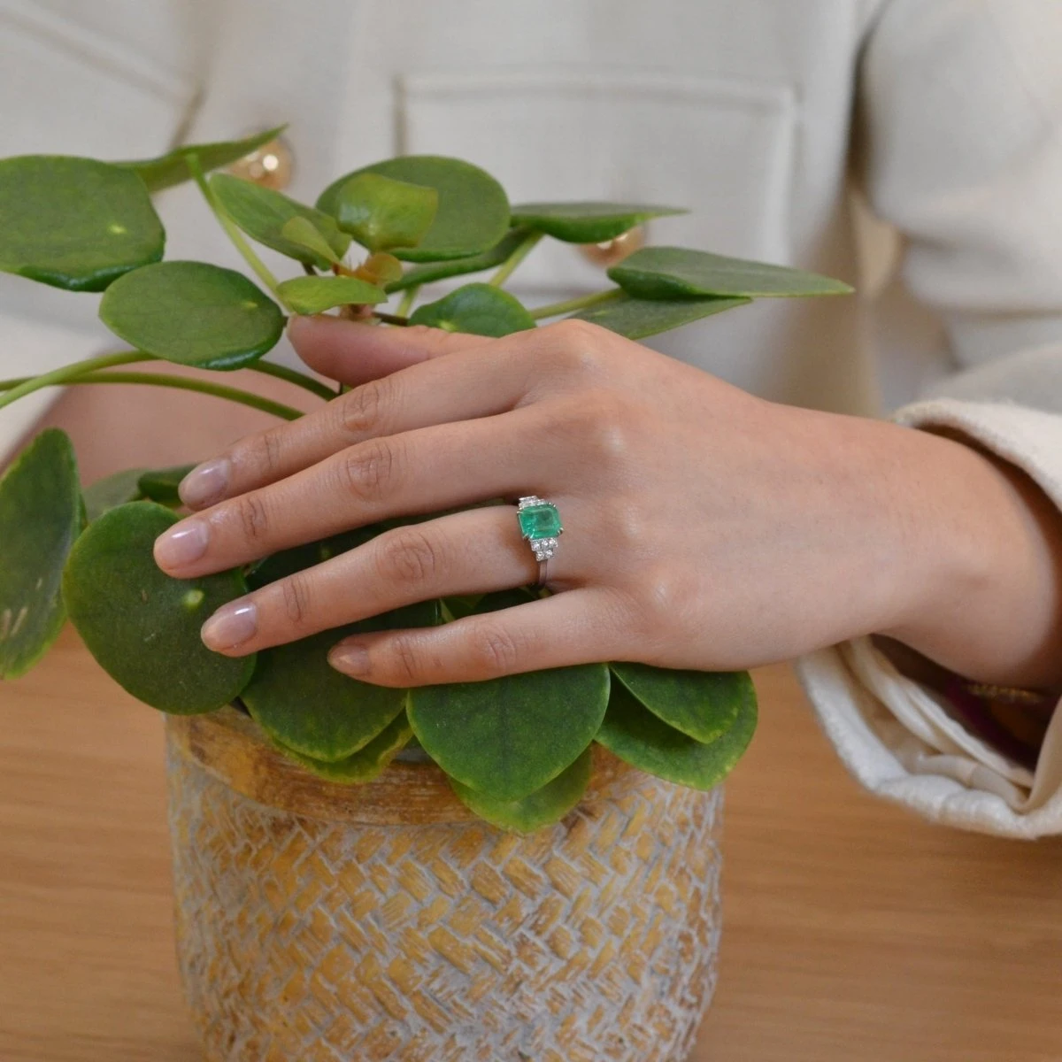 Bague Jarretière En Platine, émeraude Et Diamants 2 Bague Jarretière En Platine, émeraude Et Diamants – Image 2
