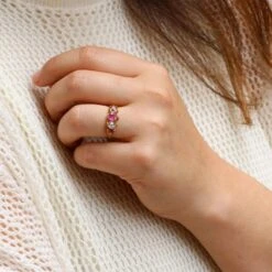 Bague Jarretière En Or Jaune, Saphirs Roses Et Diamants -Castafiore Boutique bague jarretiere saphirs roses diamants taille ancienne 347268