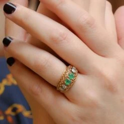 Bague Jarretière En Or Jaune, émeraudes Et Diamants 15 Bague Jarretière En Or Jaune, émeraudes Et Diamants -Castafiore Boutique bague jarretiere vintage en or emeraudes et diamants 210170