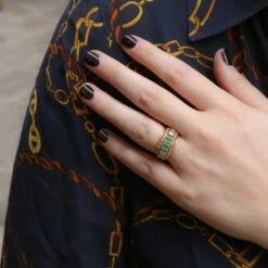 Bague Jarretière En Or Jaune, émeraudes Et Diamants 9 Bague Jarretière En Or Jaune, émeraudes Et Diamants -Castafiore Boutique bague jarretiere vintage en or emeraudes et diamants 717364