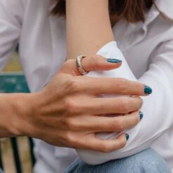 Bague Jonc CHAUMET En Or Blanc Ciselé -Castafiore Boutique bague jonc chaumet en or blanc cisele 381449