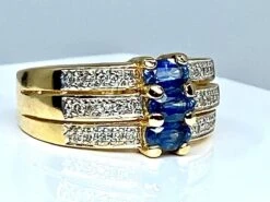 Bague Jonc En Or 18 Carats Avec 3 Saphirs Et Diamants -Castafiore Boutique bague jonc en or 18 carats avec 3 saphirs et diamants 558785