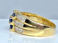 Bague Jonc En Or 18 Carats Avec 3 Saphirs Et Diamants -Castafiore Boutique bague jonc en or 18 carats avec 3 saphirs et diamants 960604