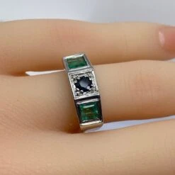 Bague En Or Blanc 18 Carats En Saphir Et émeraudes, Vers 1930 8 Bague En Or Blanc 18 Carats En Saphir Et émeraudes, Vers 1930 -Castafiore Boutique bague jonc en or blanc saphir et emeraudes 917810