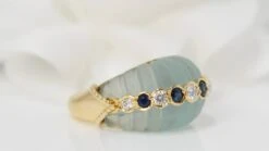 Bague Jonc En Or Jaune Ornée De Saphirs Et Diamants Sur Quartz Vert -Castafiore Boutique bague jonc en or jaune ornee de saphirs et diamants sur quartz vert 247893