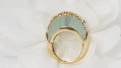 Bague Jonc En Or Jaune Ornée De Saphirs Et Diamants Sur Quartz Vert -Castafiore Boutique bague jonc en or jaune ornee de saphirs et diamants sur quartz vert 352999