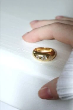 Bague Jonc Or Jaune Et Trois Diamants -Castafiore Boutique bague jonc or jaune et trois diamants 358873