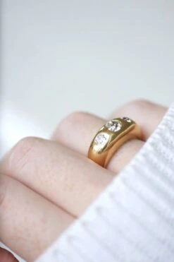 Bague Jonc Or Jaune Et Trois Diamants -Castafiore Boutique bague jonc or jaune et trois diamants 525853