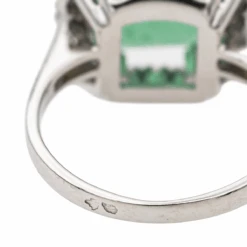 Bague Marguerite En Or Blanc, Platine Et émeraude -Castafiore Boutique bague marguerite en or blanc platine et emeraude 363326