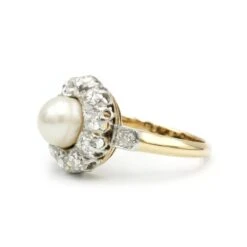 Devant 31 Devant -Castafiore Boutique bague marguerite en or jaune platine perle et diamants 816906