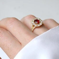 Bague Marguerite En Or Jaune, Spinelle Et Diamants -Castafiore Boutique bague marguerite spinelle entourage diamants 211275