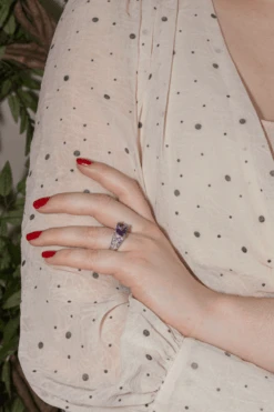 Bague MAUBOUSSIN "Ma Princesse D'amour" En Or Blanc Et Améthyste -Castafiore Boutique bague mauboussin ma princesse damour en or blanc et amethyste 5797749