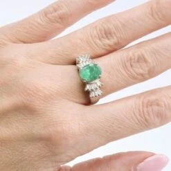 Bague Noeud En Or Blanc, émeraude Et Diamants -Castafiore Boutique bague noeud en or blanc emeraude et diamants 817305