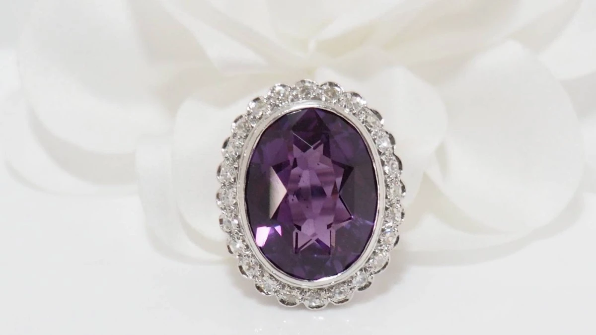 Bague Or Blanc Et Platine, Corindon Violet Et Diamants 1 Bague Or Blanc Et Platine, Corindon Violet Et Diamants