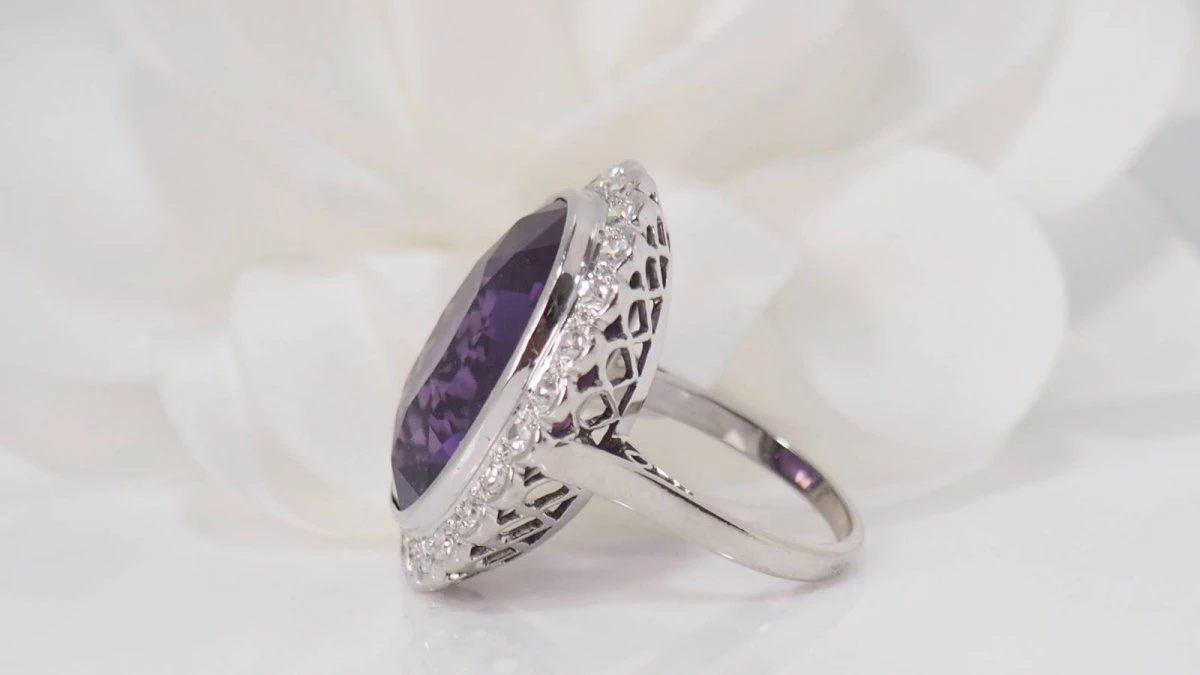 Bague Or Blanc Et Platine, Corindon Violet Et Diamants 6 Bague Or Blanc Et Platine, Corindon Violet Et Diamants – Image 6