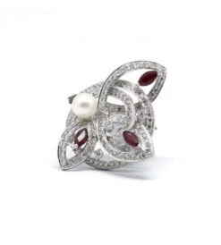 Bague - Or. Diamants. Rubis Et Perle