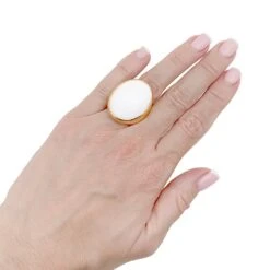 Devant 33 Devant -Castafiore Boutique bague pomellato victoria en or jaune et cacholong 202635