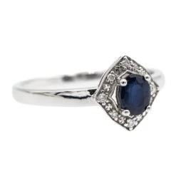 Bague Pompadour En Or Blanc, Saphir Et Diamant 11 Bague Pompadour En Or Blanc, Saphir Et Diamant -Castafiore Boutique bague pompadour en or blanc saphir et diamant 100318