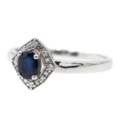 Bague Pompadour En Or Blanc, Saphir Et Diamant 8 Bague Pompadour En Or Blanc, Saphir Et Diamant -Castafiore Boutique bague pompadour en or blanc saphir et diamant 394474