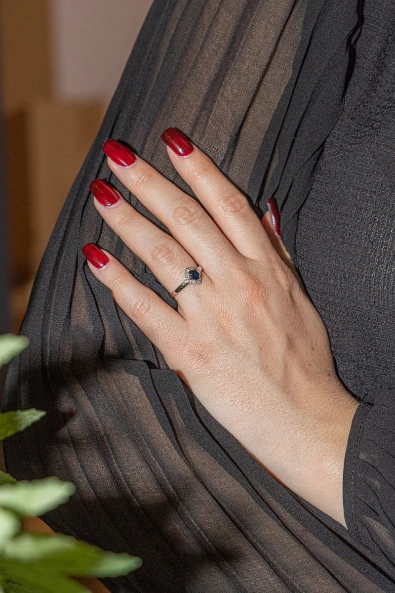 Bague Pompadour En Or Blanc, Saphir Et Diamant 2 Bague Pompadour En Or Blanc, Saphir Et Diamant – Image 2