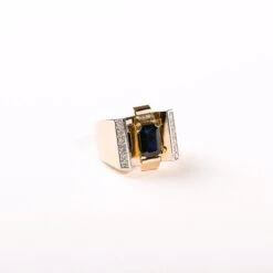 Bague Tank En Or Jaune, Or Blanc, Saphir Et Diamants 7 Bague Tank En Or Jaune, Or Blanc, Saphir Et Diamants -Castafiore Boutique bague tank art deco saphir diamants en or jaune et blanc 561537