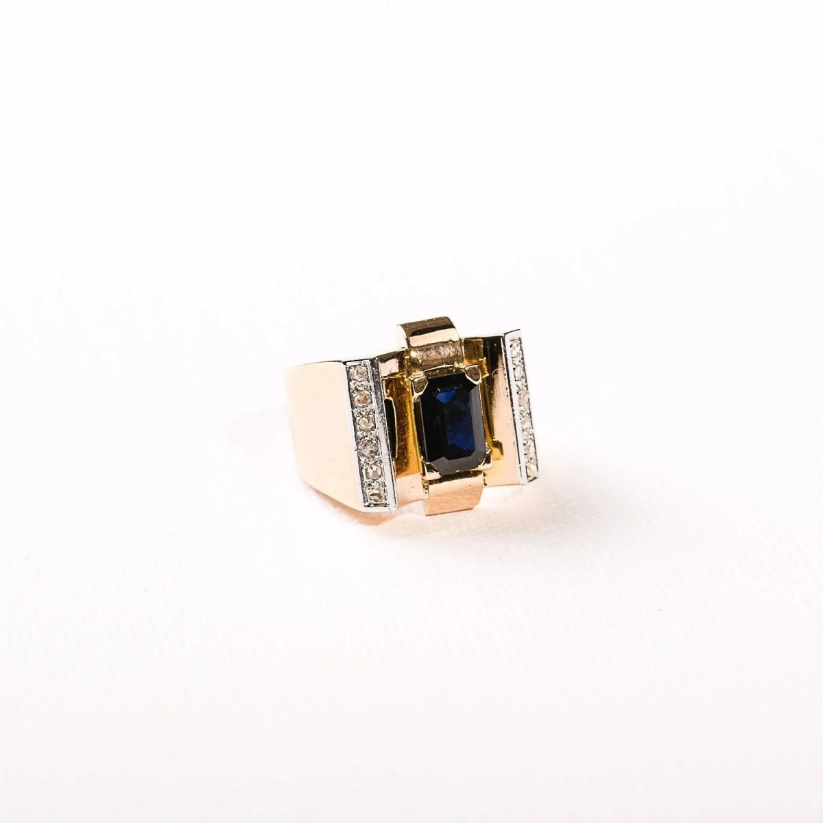 Bague Tank En Or Jaune, Or Blanc, Saphir Et Diamants 3 Bague Tank En Or Jaune, Or Blanc, Saphir Et Diamants – Image 3