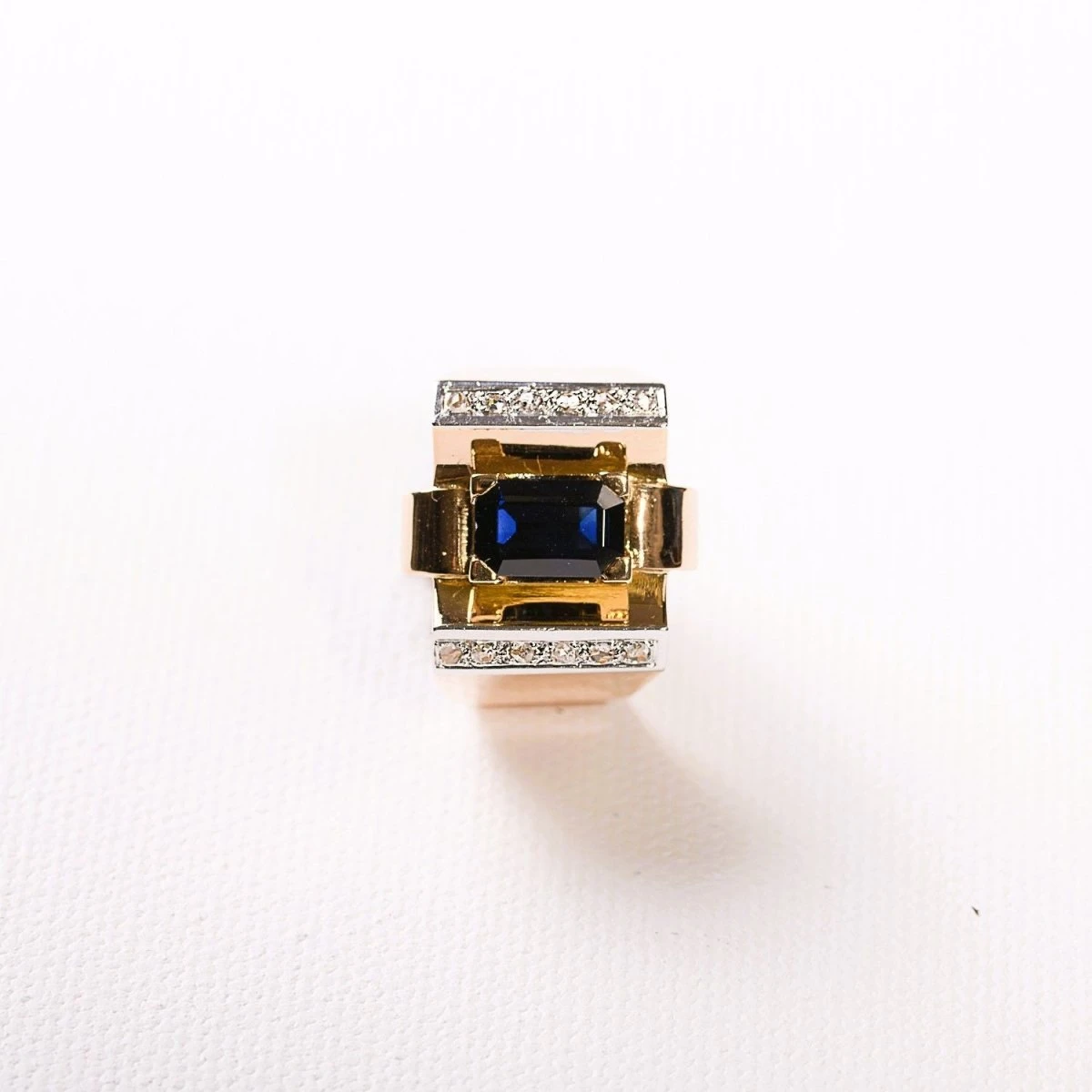 Bague Tank En Or Jaune, Or Blanc, Saphir Et Diamants 5 Bague Tank En Or Jaune, Or Blanc, Saphir Et Diamants – Image 5