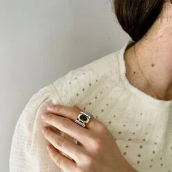 Bague Tank En Or Jaune, Or Blanc, Saphir Et Diamants 8 Bague Tank En Or Jaune, Or Blanc, Saphir Et Diamants -Castafiore Boutique bague tank art deco saphir diamants en or jaune et blanc 861940