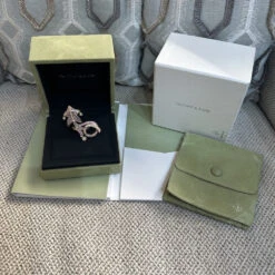 Bague VAN CLEEF & ARPELS "Cerf Volant" En Or Rose, Nacre, Saphirs Et Diamants -Castafiore Boutique bague van cleef arpels cerf volant en or rose nacre saphirs et diamants 337257