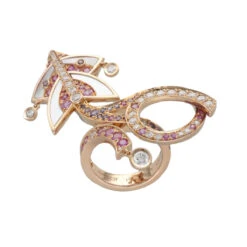 Bague VAN CLEEF & ARPELS "Cerf Volant" En Or Rose, Nacre, Saphirs Et Diamants -Castafiore Boutique bague van cleef arpels cerf volant en or rose nacre saphirs et diamants 468456