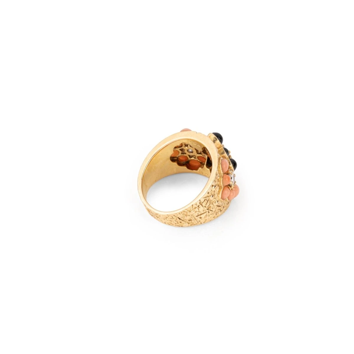 Bague Bandeau VAN CLEEF & ARPELS En Or Jaune, Corail, Onyx Et Diamants 3 Bague Bandeau VAN CLEEF & ARPELS En Or Jaune, Corail, Onyx Et Diamants – Image 3