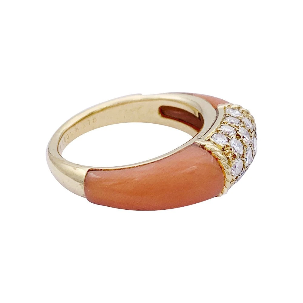 Miller Bague Van Cleef & Arpels "Philippine" En Or Jaune, Corail Rose Et Diamants. 5 Miller Bague Van Cleef & Arpels "Philippine" En Or Jaune, Corail Rose Et Diamants. – Image 5