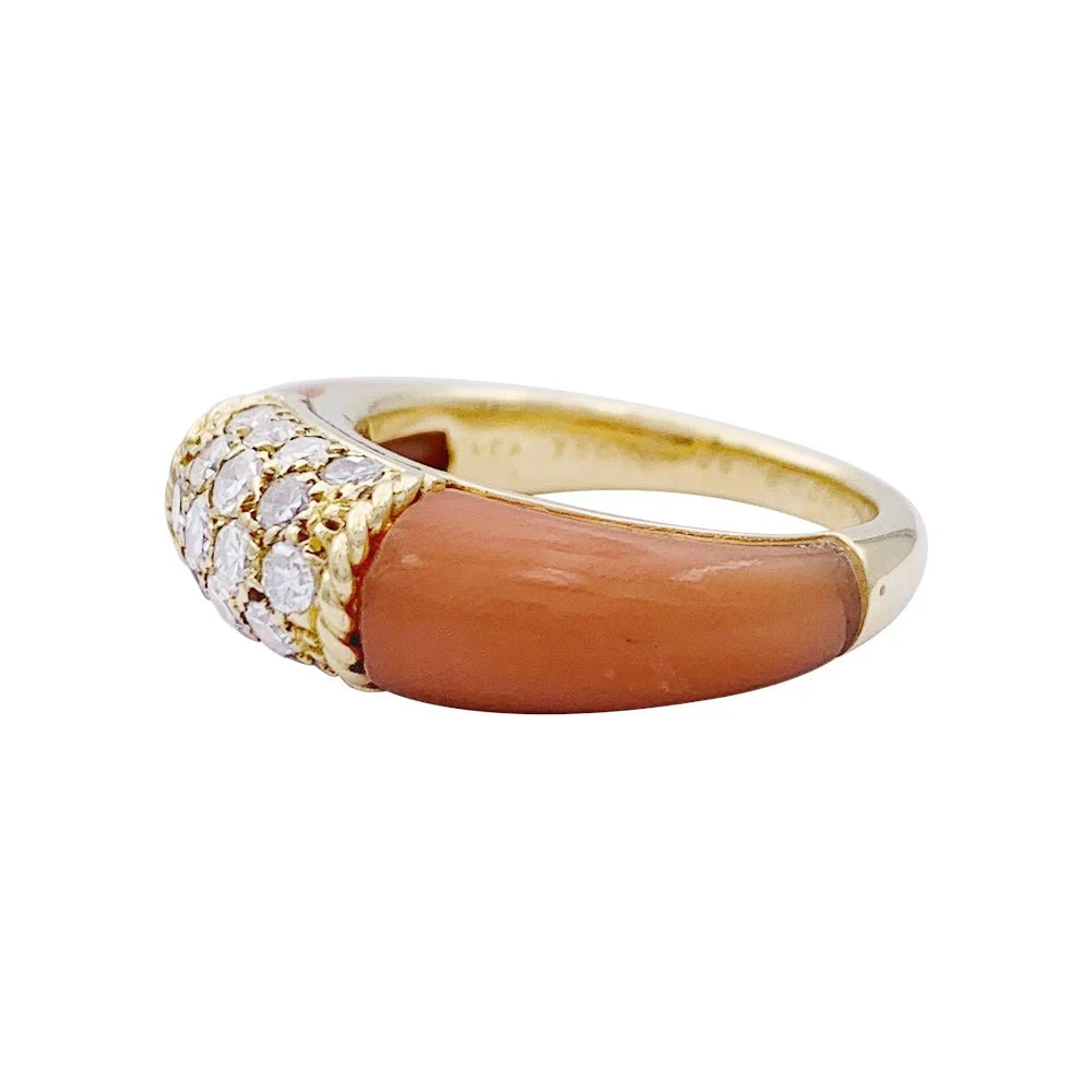Miller Bague Van Cleef & Arpels "Philippine" En Or Jaune, Corail Rose Et Diamants. 3 Miller Bague Van Cleef & Arpels "Philippine" En Or Jaune, Corail Rose Et Diamants. – Image 3
