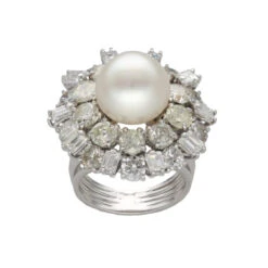 Bague Entourage En Or Blanc, Perle De Culture Et Diamants 7 Bague Entourage En Or Blanc, Perle De Culture Et Diamants -Castafiore Boutique bague vers 1970 en or gris 18 cts avec diamants et perle de culture taille 52 53 286631