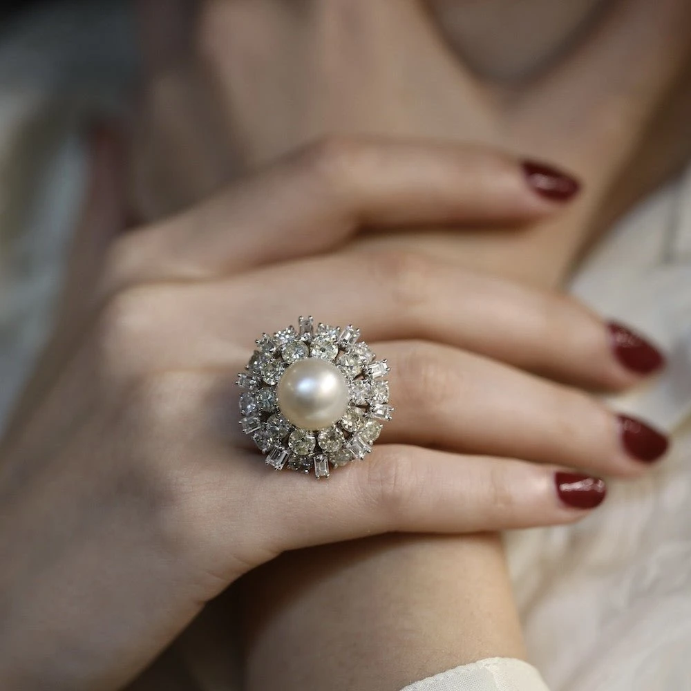 Bague Entourage En Or Blanc, Perle De Culture Et Diamants 2 Bague Entourage En Or Blanc, Perle De Culture Et Diamants – Image 2