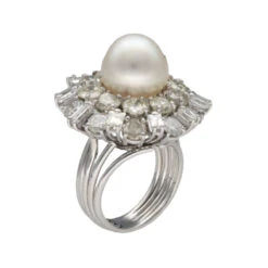 Bague Entourage En Or Blanc, Perle De Culture Et Diamants 6 Bague Entourage En Or Blanc, Perle De Culture Et Diamants -Castafiore Boutique bague vers 1970 en or gris 18 cts avec diamants et perle de culture taille 52 53 489203