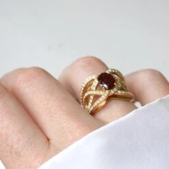 Bague Bandeau En Or Jaune, Rubis Et Diamants 5 Bague Bandeau En Or Jaune, Rubis Et Diamants -Castafiore Boutique bague volutes rubis et diamants sur or jaune 185663