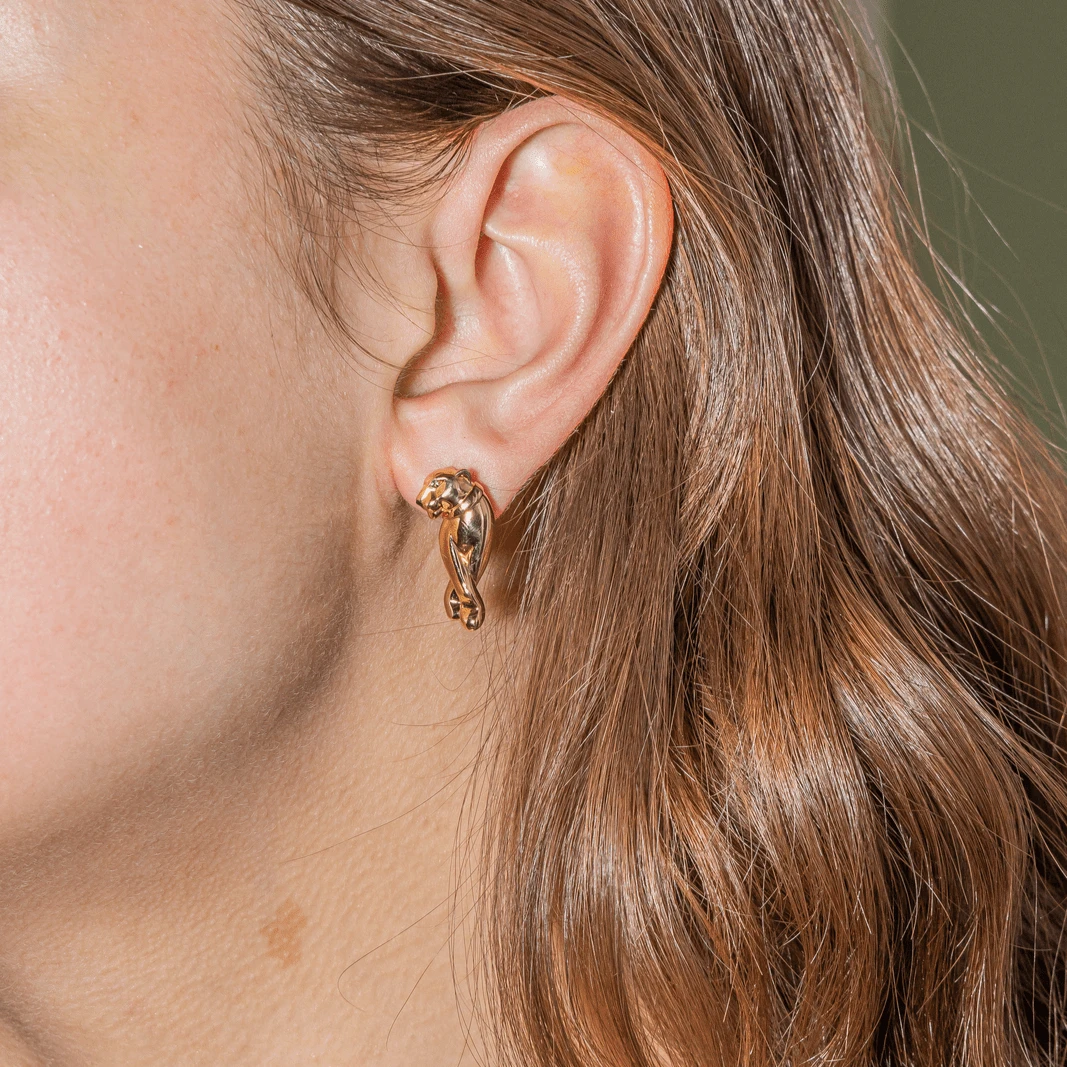 Boucles D'oreilles Clip CARTIER "Panthère" En Or Jaune, Or Blanc, Grenats Et Onyx 2 Boucles D'oreilles Clip CARTIER "Panthère" En Or Jaune, Or Blanc, Grenats Et Onyx – Image 2